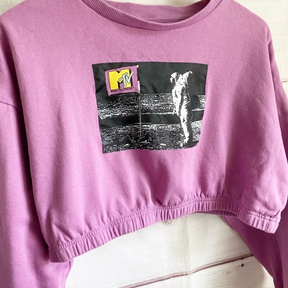 Cropped MTV Pullover Sweatshirt - Picture 2 of 3